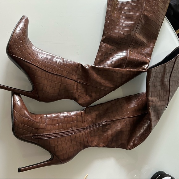 Chic Brown Croc-Embossed Heeled Boots - Picture 3 of 4